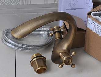 voi-lavabo-nong-lanh-dong-thau-co-dien-kanly-gcv07